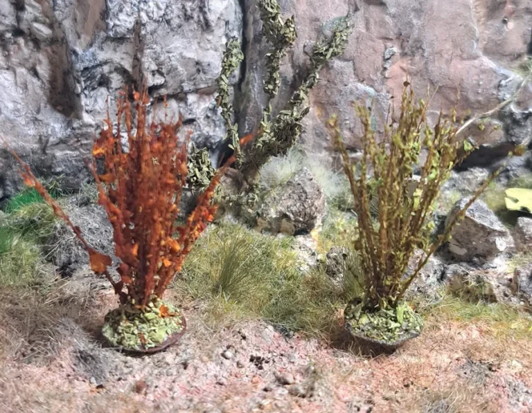 Pianta in miniatura realistica per diorama realizzata a mano con materiali naturali essiccati