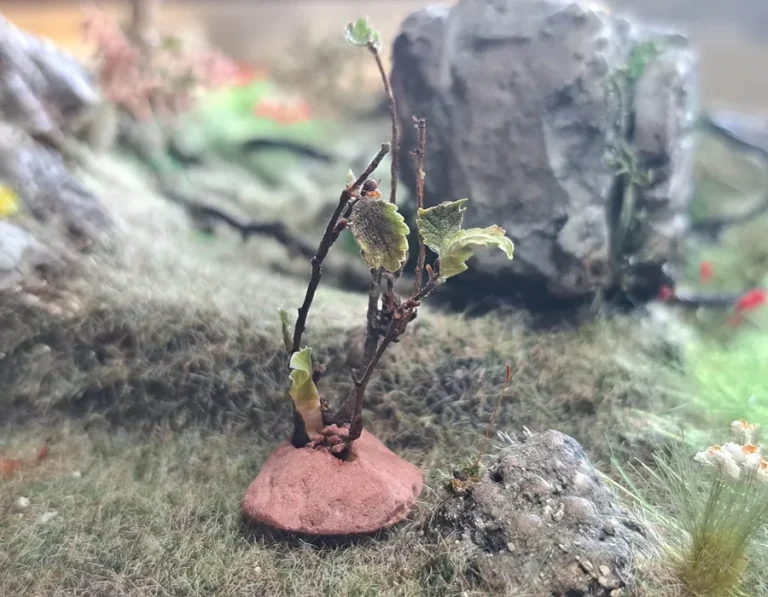 Pianta in miniatura realistica per diorama realizzata a mano con materiali naturali essiccati