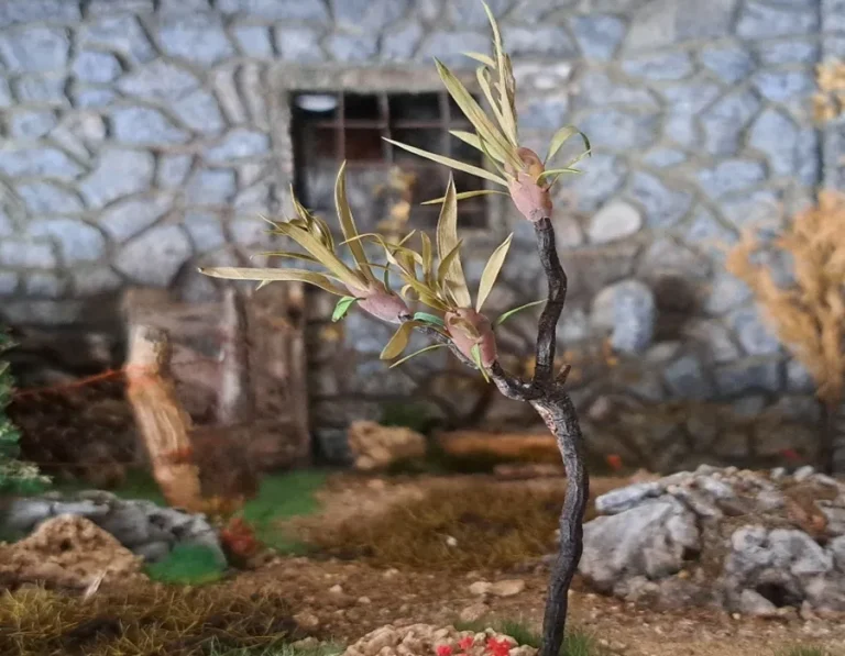 Pianta in miniatura realistica per diorama realizzata a mano con materiali naturali essiccati