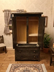 Mobiletto antico in miniatura intagliato a mano per arredamento casa delle bambole