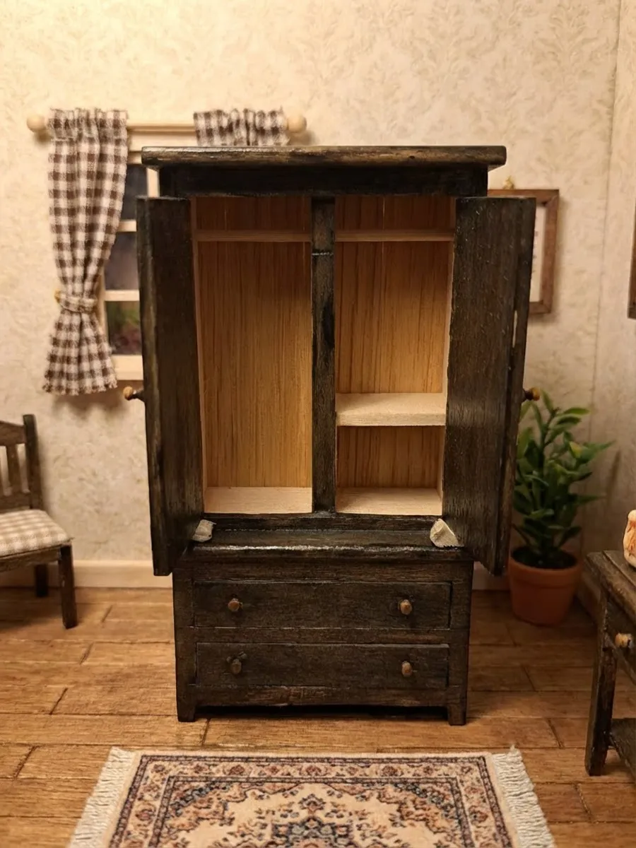 Mobiletto antico in miniatura intagliato a mano per arredamento casa delle bambole