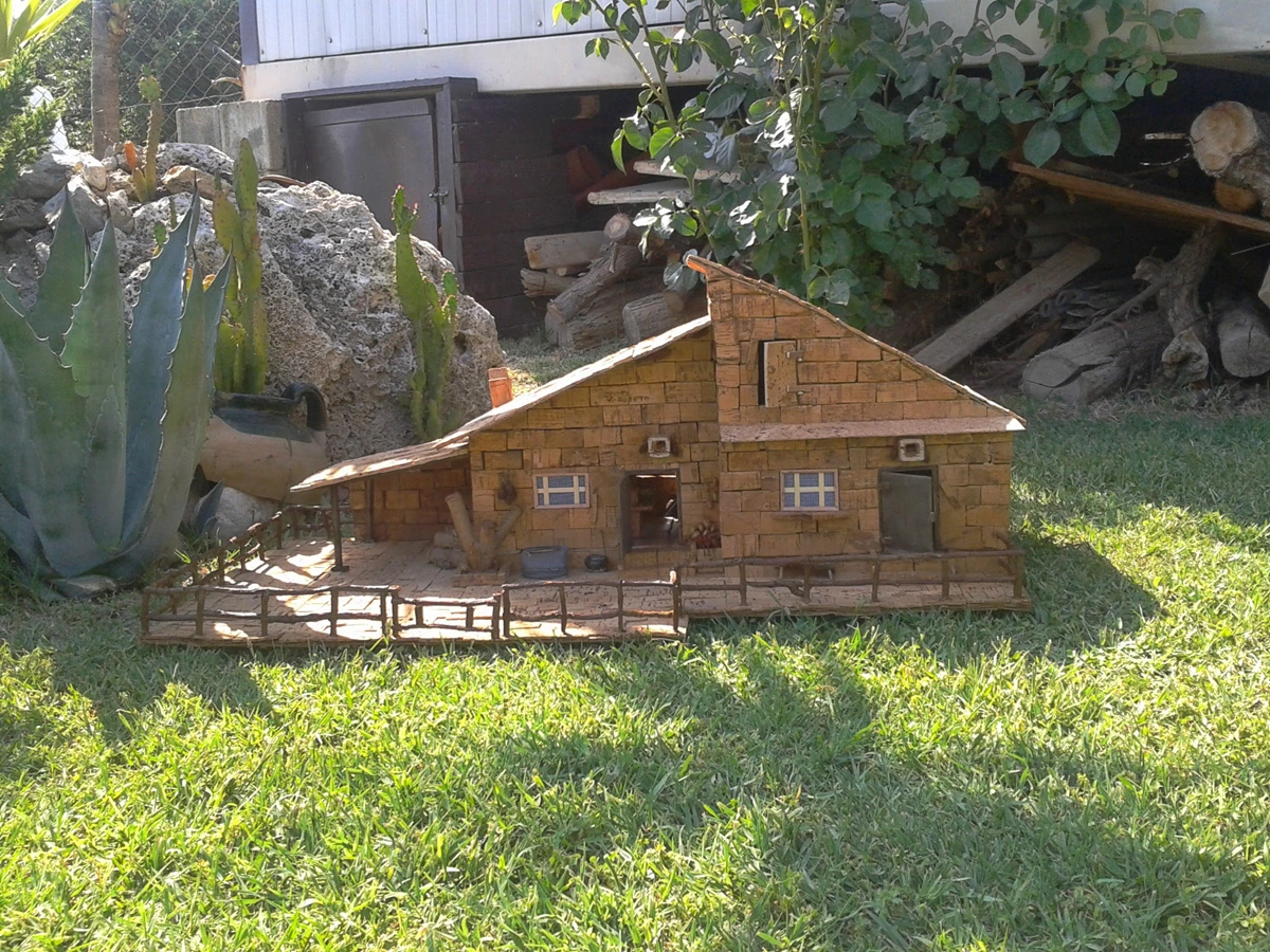 Casa artigianale per presepe in sughero e legno, miniatura fatta a mano per diorama natalizio