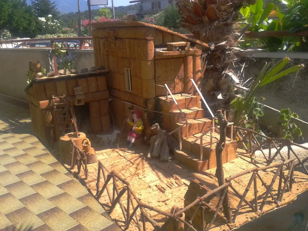 Casa artigianale per presepe in sughero e legno, miniatura fatta a mano per diorama natalizio