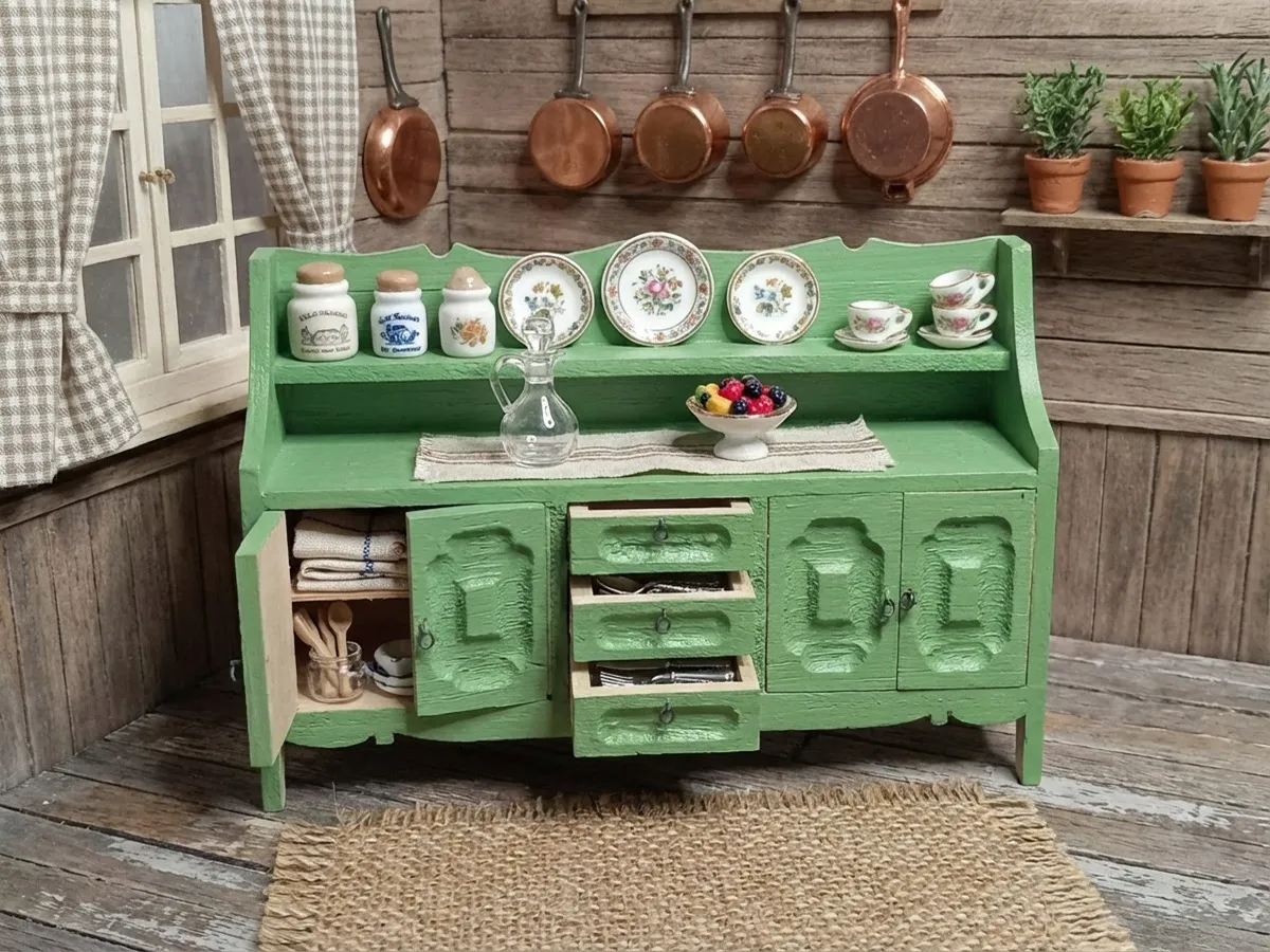 Mobiletto antico in miniatura intagliato a mano per arredamento casa delle bambole