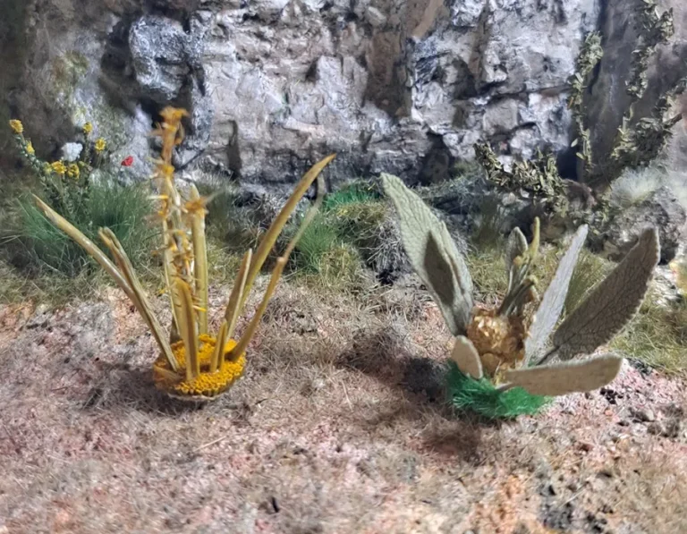 Pianta in miniatura realistica per diorama realizzata a mano con materiali naturali essiccati