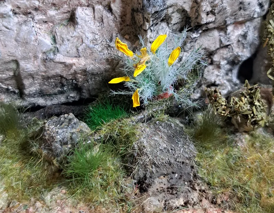 Fiore in miniatura realistica per diorama realizzata a mano con materiali naturali essiccati