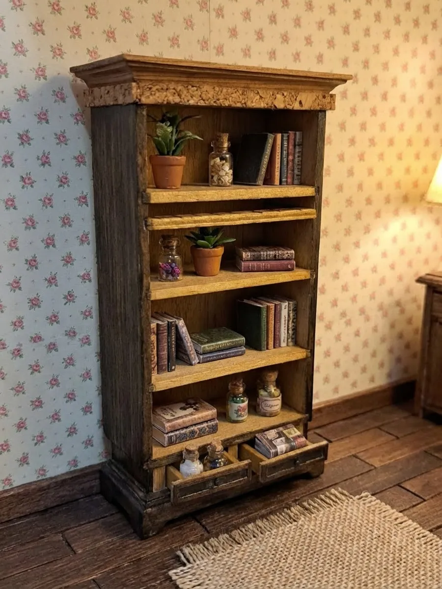 Mobiletto antico in miniatura intagliato a mano per arredamento casa delle bambole