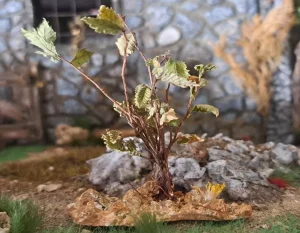 Pianta in miniatura realistica per diorama realizzata a mano con materiali naturali essiccati
