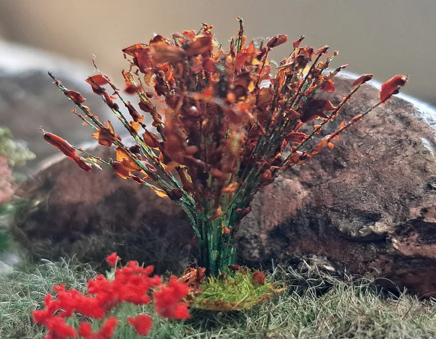 Pianta co fiore in miniatura realistica per diorama realizzata a mano con materiali naturali essiccati