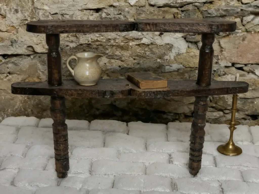 Mobiletto antico in miniatura intagliato a mano per arredamento casa delle bambole