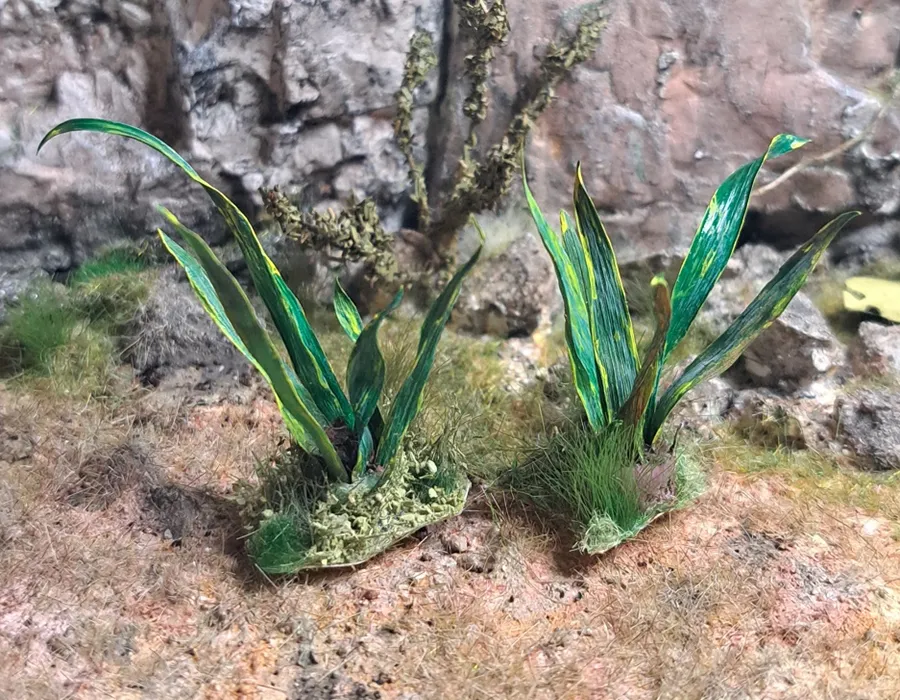 Pianta in miniatura realistica per diorama realizzata a mano con materiali naturali essiccati