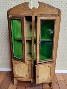 Mobiletto antico in miniatura intagliato a mano per arredamento casa delle bambole